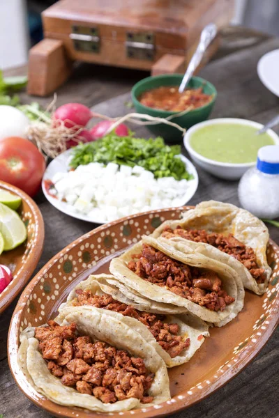 Pásztor Hús Taco Vagy Pácolt Tipikus Mexikói Ételek Mártások Zöldségek — Stock Fotó