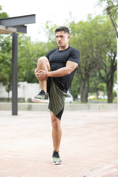 Homem Jovem Atraente Fazendo Fitness Parque Livre — Fotografia de Stock