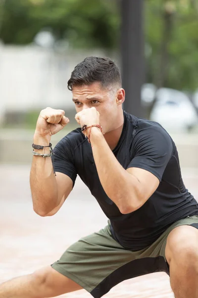 Homem Jovem Atraente Fazendo Fitness Parque Livre — Fotografia de Stock