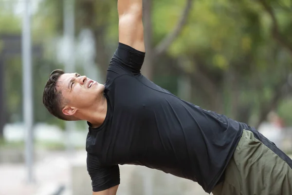 Homem Jovem Atraente Fazendo Fitness Parque Livre — Fotografia de Stock