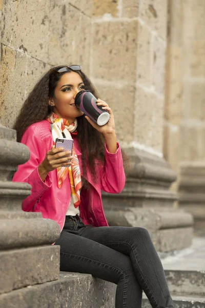 Vacker Latin Kvinna Med Solglasögon Leende Nöjd Med Hennes Mobiltelefon — Stockfoto