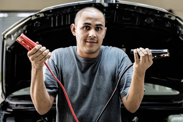 Mechanikus Kézi Ellenőrzése Rögzítő Törött Autó Garázs Szolgáltatás — Stock Fotó