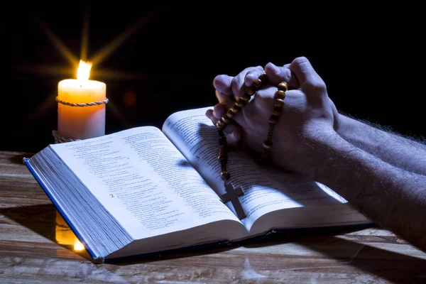 Świętą Biblię Różaniec Blaskiem Tle Ręce Człowieka Modląc Się — Zdjęcie stockowe