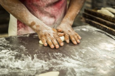 Ana baker yapmak için hamur yoğurma elinde ekmek