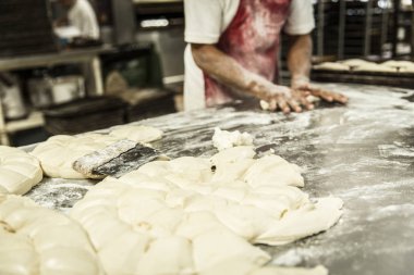öğretmen baker masada ekmek üretiminde elinde
