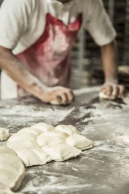 öğretmen baker masada ekmek üretiminde elinde