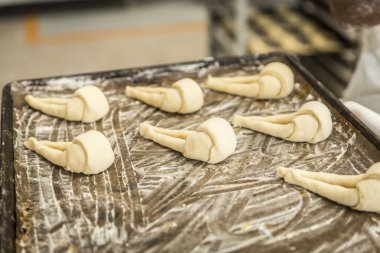 Tepsi boynuz pişmiş için hazır