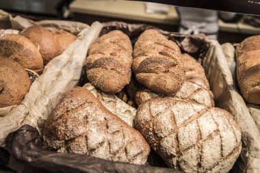 kepekli ekmek tepsi üzerinde çeşitli