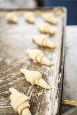 Tepsi boynuzlu ekmek tereyağında pişirmeye hazırlama