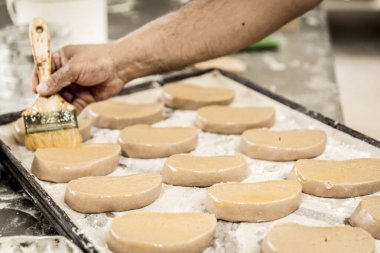 fırın tepsisine ekmek için hazırlanan