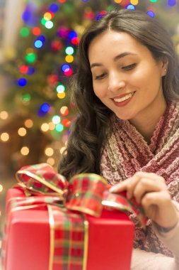 Genç güzel kız ortaya çıkarılması Noel sunu