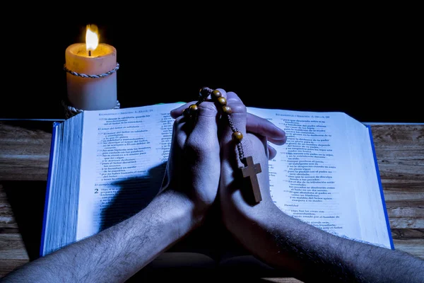 Świętą Biblię Różaniec Blaskiem Tle Ręce Człowieka Modląc Się — Zdjęcie stockowe