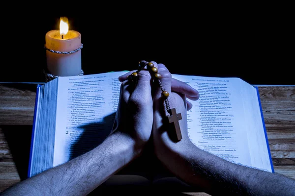 Santa Biblia Rosario Con Resplandor Fondo Manos Hombre Rezando —  Fotos de Stock