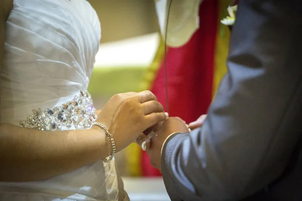 Sakrament Małżeństwa Rękach Panny Młodej Pana Młodego — Zdjęcie stockowe