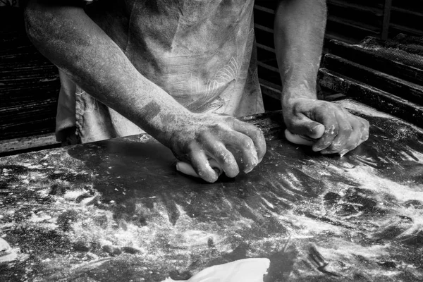 Χέρια Του Φούρναρης Μάλαξη Της Ζύμης Για Προετοιμάσει Ψωμιά Μαύρο — Φωτογραφία Αρχείου