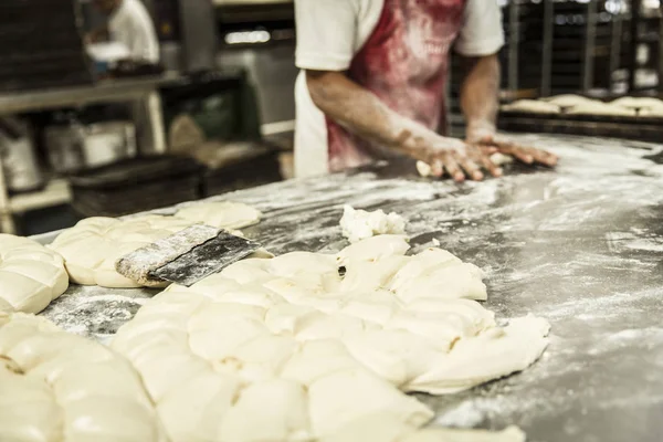 Kädet Opettaja Leipuri Leivän Tuotannossa Pöydällä — kuvapankkivalokuva