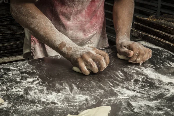 Ręce Baker Wyrabiania Ciasta — Zdjęcie stockowe
