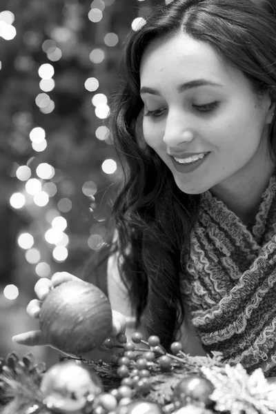 Joven Hermosa Chica Decorando Pino Navidad Blanco Negro — Foto de Stock