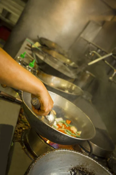 Manos Del Chef Preparando Ensalada Saliva — Foto de Stock
