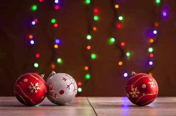 Kugel Weihnachtsschmuck Mit Hintergrund Der Lichter Aus Dem Fokus — Stockfoto