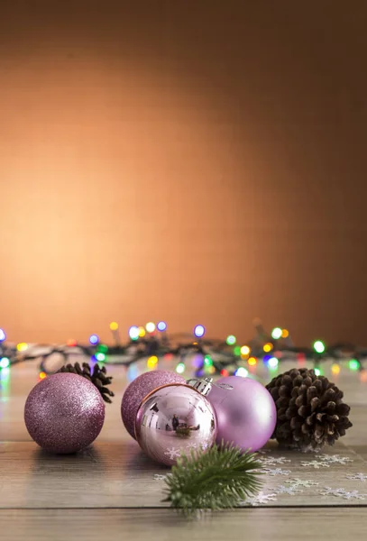 Kugel Weihnachtsschmuck Mit Hintergrund Der Lichter Aus Dem Fokus — Stockfoto