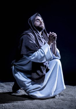 İsa Mesih Tanrı kutsama için ekmek ve üzüm koyu siyah gecede dua. 