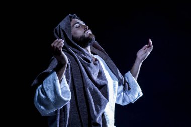 İsa Mesih Tanrı kutsama için ekmek ve üzüm koyu siyah gecede dua. 