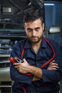 Mekanik el kontrol ve kırık bir araba araba servisi garajda sabitleme