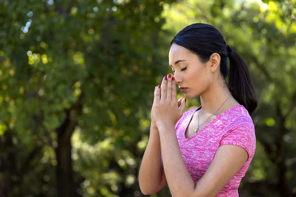 Молодая Красивая Женщина Молится Открытом Воздухе Перед Тренировкой — стоковое фото