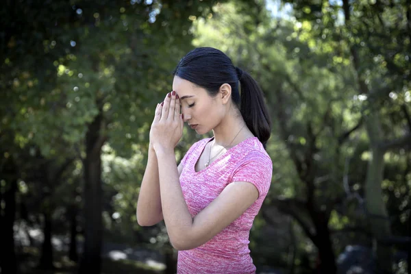 Genç Güzel Kadın Havada Egzersiz Öncesine Dua — Stok fotoğraf