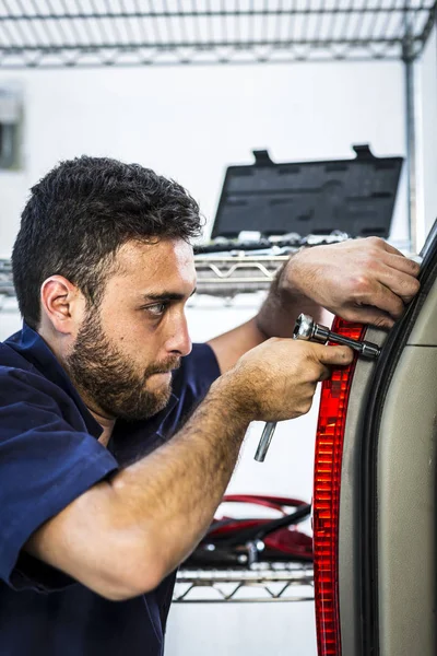 Mechanikus Kézi Ellenőrzése Rögzítő Törött Autó Garázs Szolgáltatás — Stock Fotó