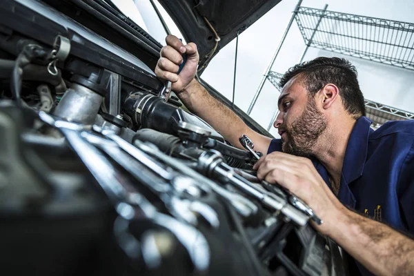 Mechanik Ręka Sprawdzanie Naprawianie Uszkodzony Samochód Garaż Usługi — Zdjęcie stockowe