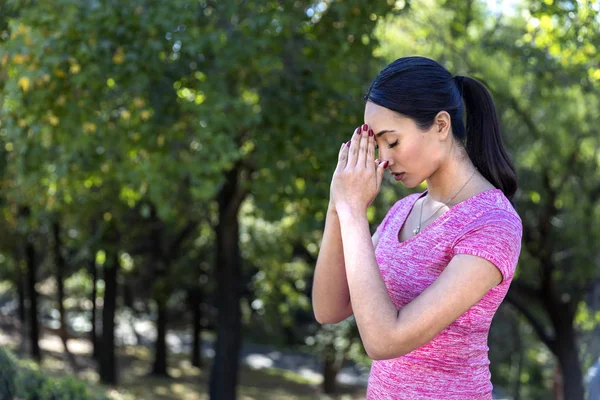 Mujer Joven Hermosa Rezando Aire Libre Antes Hacer Ejercicio — Foto de Stock