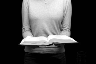 Ayrıntılı bir kitap tutan kadının el. siyah ve beyaz