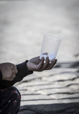 Ayrıntı el evsiz kadının sokakta para talebinde