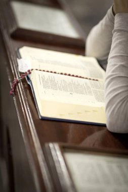 Kadın İncil ile bir kilisede dua detay