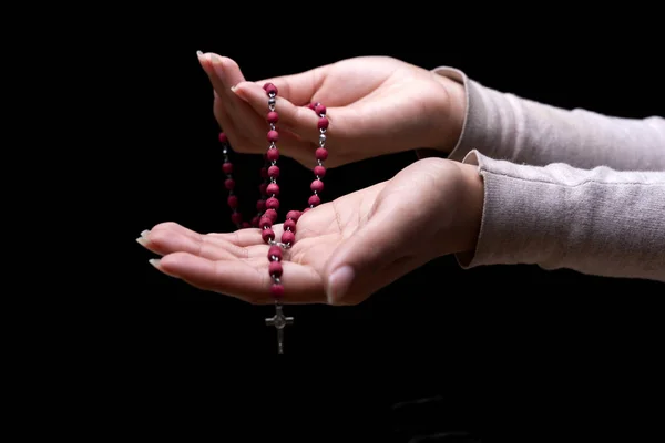 Wszystko Rąk Kobiety Modląc Się Różańcem Ciemne Wnętrze — Zdjęcie stockowe