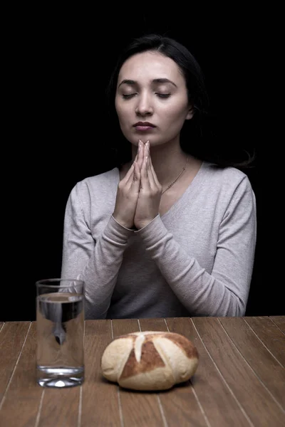 Νεαρή Γυναίκα Κάνει Νηστεία Και Προσευχή Στο Εσωτερικό — Φωτογραφία Αρχείου