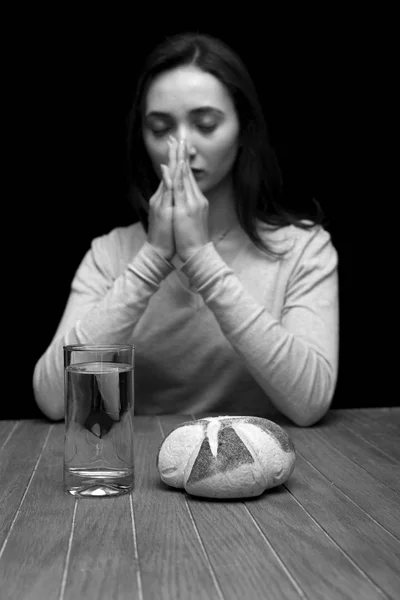 断食と祈りのインテリアを行う若い女性 黒と白 — ストック写真