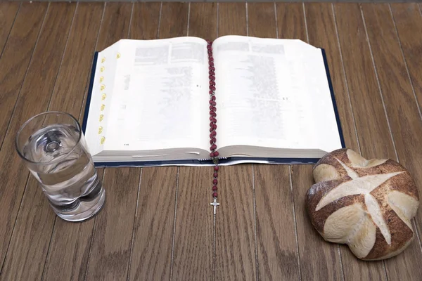 Symboly Půjčil Bibli Chléb Vodu Dřevěný Stůl Temné Místnosti — Stock fotografie