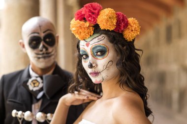 Catrin ve Catrina mezarlığı ile düğün elbiseler bir eski mezarlığı Guadalajara, Meksika.