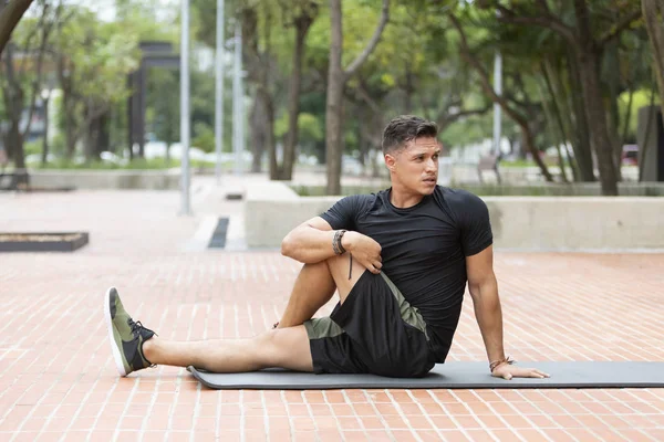 Homem Jovem Atraente Fazendo Fitness Parque Livre — Fotografia de Stock