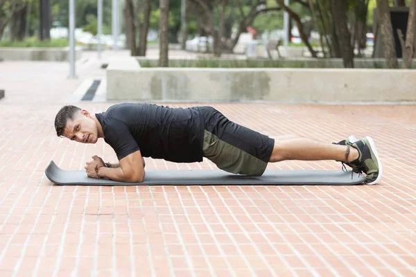 Homem Jovem Atraente Fazendo Fitness Parque Livre — Fotografia de Stock