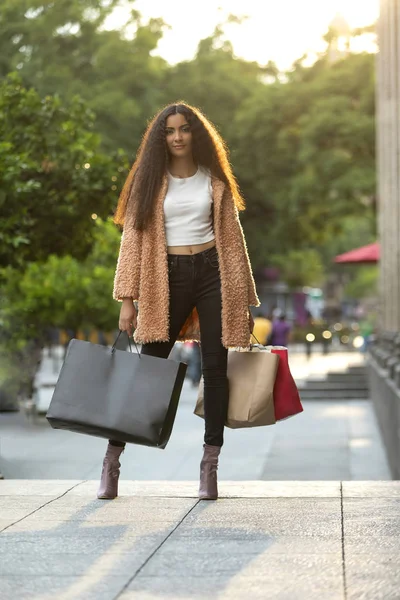Mulher Latina Bonita Compras Shopping Cidade Com Sacos Nas Mãos — Fotografia de Stock