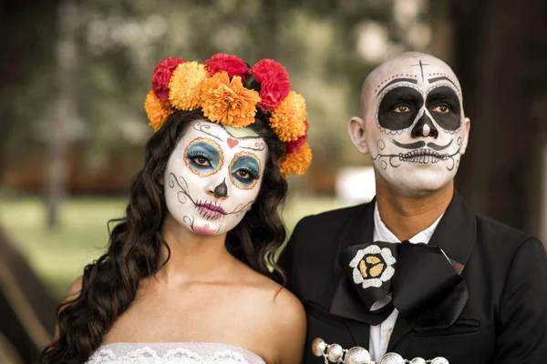 Catrin Und Catrina Auf Dem Friedhof Mit Brautkleidern Auf Einem — Stockfoto