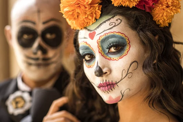 Catrin Und Catrina Auf Dem Friedhof Mit Brautkleidern Auf Einem — Stockfoto