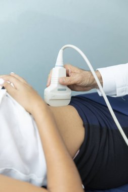 Bir kadına sağlık sınavları performans doktor. Ecosonography teknisyen.