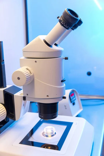 Técnico Biologia Gestão Microscópio Alta Tecnologia — Fotografia de Stock