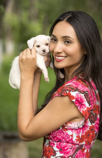 Beautiful Young Latin Woman Park Small White Puppy Her Hands — Stock Photo, Image