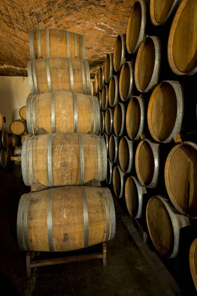 Barils Vin Empilés Dans Ancienne Cave Cave — Photo